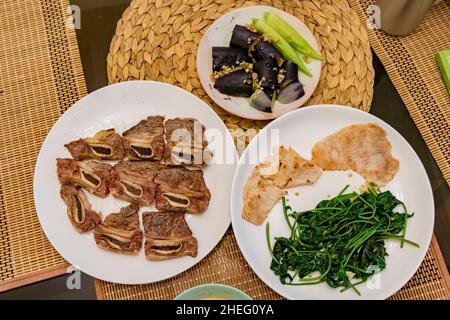 Gros plan de steak de côtes de bœuf, d'aubergines frites et d'okra à Los Angeles, en Californie Banque D'Images