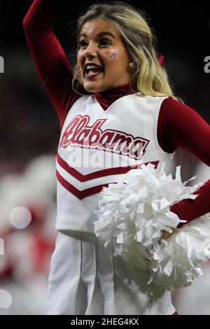 Indianapolis, Indiana, États-Unis.10th janvier 2022.Alabama Crimson Tide Cheerleader se produit au championnat national de football 2022 de la NCAA entre Georgia Bulldogs et Alabama au stade Lucas Oil à Indianapolis, dans l'Indiana.JP Waldron/Cal Sport Media/Alamy Live News Banque D'Images