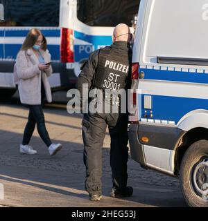 Un policier du centre-ville de Magdeburg fait une pause et s'ennuie Banque D'Images