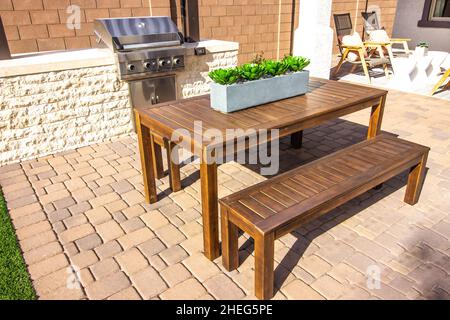 Patio arrière en bois Table et bancs dans le poste de cuisson pour barbecue Banque D'Images