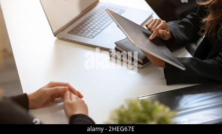 Image rognée d'une équipe marketing ayant une réunion informelle au bureau. Banque D'Images