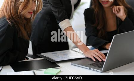 Groupe de femmes d'affaires ayant une réunion de projet dans le lieu de travail de bureau. Concept de travail d'équipe. Banque D'Images