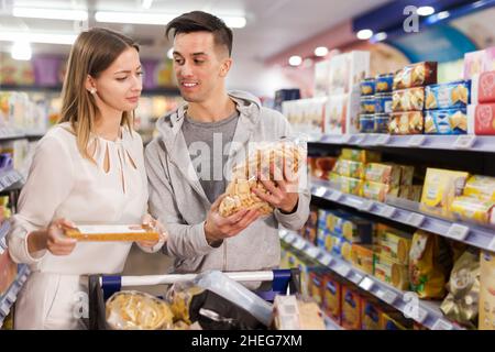 Couple de crackers de shopping et de collations Banque D'Images