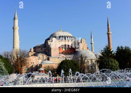 Aya Sofya vu du parc de Sultanahmet à Istanbul. Banque D'Images