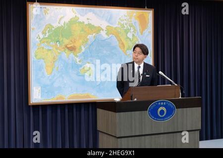 Le ministre japonais des Affaires étrangères Yoshimasa Hayashi lors de sa conférence de presse régulière au ministère des Affaires étrangères le 12 novembre 2021. Banque D'Images