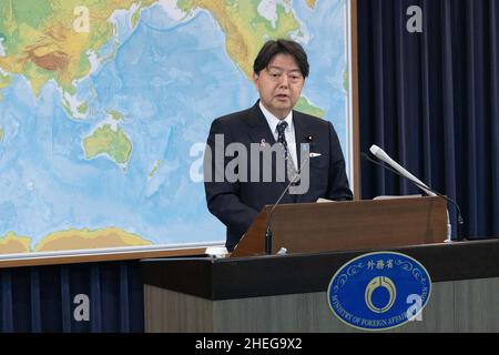 Le ministre japonais des Affaires étrangères Yoshimasa Hayashi lors de sa conférence de presse régulière au ministère des Affaires étrangères le 12 novembre 2021. Banque D'Images