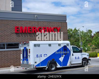 Ambulance garée au service des urgences de l'hôpital Banque D'Images