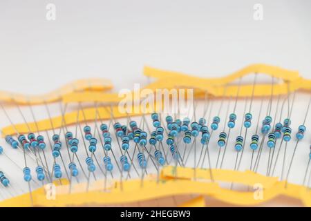 Blocs de résistances fusibles mixtes posés à plat isolés sur fond blanc, résistances avec diverses bandes de couleurs Banque D'Images