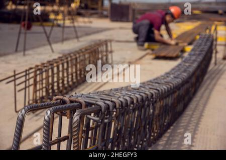 Cadre en tiges d'acier pour bétons.Construction de bâtiments.Barres de renfort en acier.Arrière-plan industriel.Rebarrer la texture.Chantier.Ste Banque D'Images