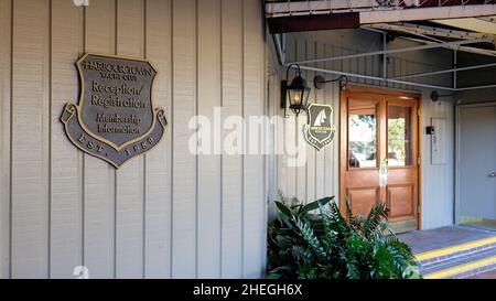 Le Harbour Town Yacht Club se trouve près de l'entrée du club privé réservé aux membres ; Hilton Head Island, Caroline du Sud, Harbour Town Yacht Basin. Banque D'Images