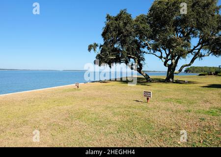 Aucun signe d'intrusion sur une pelouse en face de la voie navigable de Harbour Town à Hilton Head, Caroline du Sud, États-Unis ; membres, résidents uniquement. Banque D'Images