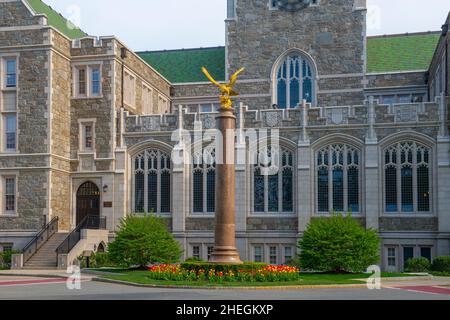 Golden Eagle Monument devant le Gasson Hall de Boston College.Boston College est une université établie en 1863 à Chestnut Hill, Newton, Massachu Banque D'Images