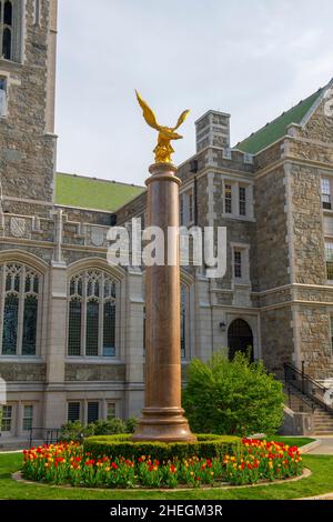 Golden Eagle Monument devant le Gasson Hall de Boston College.Boston College est une université établie en 1863 à Chestnut Hill, Newton, Massachu Banque D'Images