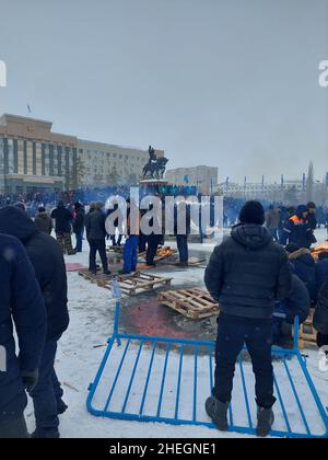 Les manifestations ont fait rage dans plusieurs villes du Kazakhstan depuis janvier 2nd, suite à une forte augmentation des prix du carburant dans l'ancienne république soviétique.Des milliers de personnes sont descendues dans la rue, une rare manifestation de dissidence dans un pays où les protestations sont étroitement contrôlées.Les forces de sécurité ont lutté pour réprimer les foules, qui ont commencé à s'enflammer les bureaux publics et à mettre le feu aux bâtiments.Aktobe, Kazakhstan. Banque D'Images