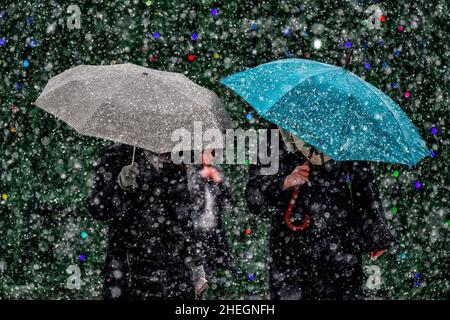 Skopje.10th janvier 2022.Les gens marchent au milieu de la neige à Skopje, en Macédoine du Nord, le 10 janvier 2022.Crédit : Tomislav Georgiev/Xinhua/Alay Live News Banque D'Images