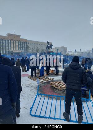 Les manifestations ont fait rage dans plusieurs villes du Kazakhstan depuis janvier 2nd, suite à une forte augmentation des prix du carburant dans l'ancienne république soviétique.Des milliers de personnes sont descendues dans la rue, une rare manifestation de dissidence dans un pays où les protestations sont étroitement contrôlées.Les forces de sécurité ont lutté pour réprimer les foules, qui ont commencé à s'enflammer les bureaux publics et à mettre le feu aux bâtiments.Aktobe, Kazakhstan. Banque D'Images