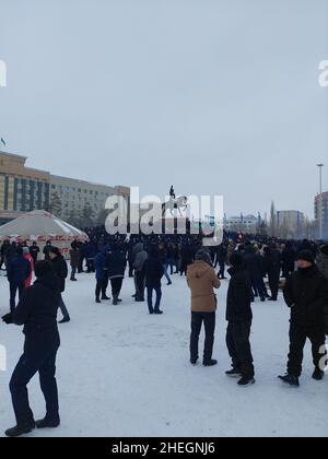 Les manifestations ont fait rage dans plusieurs villes du Kazakhstan depuis janvier 2nd, suite à une forte augmentation des prix du carburant dans l'ancienne république soviétique.Des milliers de personnes sont descendues dans la rue, une rare manifestation de dissidence dans un pays où les protestations sont étroitement contrôlées.Les forces de sécurité ont lutté pour réprimer les foules, qui ont commencé à s'enflammer les bureaux publics et à mettre le feu aux bâtiments.Aktobe, Kazakhstan. Banque D'Images