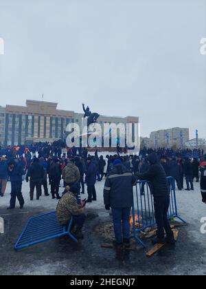 Les manifestations ont fait rage dans plusieurs villes du Kazakhstan depuis janvier 2nd, suite à une forte augmentation des prix du carburant dans l'ancienne république soviétique.Des milliers de personnes sont descendues dans la rue, une rare manifestation de dissidence dans un pays où les protestations sont étroitement contrôlées.Les forces de sécurité ont lutté pour réprimer les foules, qui ont commencé à s'enflammer les bureaux publics et à mettre le feu aux bâtiments.Aktobe, Kazakhstan. Banque D'Images