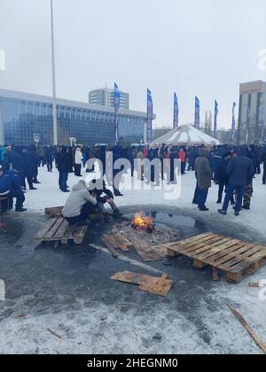 Les manifestations ont fait rage dans plusieurs villes du Kazakhstan depuis janvier 2nd, suite à une forte augmentation des prix du carburant dans l'ancienne république soviétique.Des milliers de personnes sont descendues dans la rue, une rare manifestation de dissidence dans un pays où les protestations sont étroitement contrôlées.Les forces de sécurité ont lutté pour réprimer les foules, qui ont commencé à s'enflammer les bureaux publics et à mettre le feu aux bâtiments.Aktobe, Kazakhstan. Banque D'Images