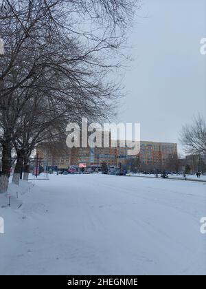 Les manifestations ont fait rage dans plusieurs villes du Kazakhstan depuis janvier 2nd, suite à une forte augmentation des prix du carburant dans l'ancienne république soviétique.Des milliers de personnes sont descendues dans la rue, une rare manifestation de dissidence dans un pays où les protestations sont étroitement contrôlées.Les forces de sécurité ont lutté pour réprimer les foules, qui ont commencé à s'enflammer les bureaux publics et à mettre le feu aux bâtiments.Aktobe, Kazakhstan. Banque D'Images