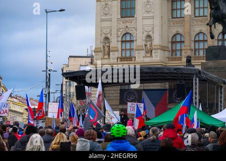 Manifestation à Prague sur la place Venceslas contre la vaccination obligatoire contre le covid-19 Banque D'Images