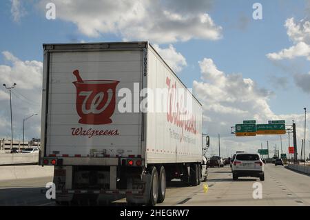 ORLANDO / FLORIDE / ÉTATS-UNIS - 30, NOVEMBRE 2017.Camion de livraison de médecine Walgreens sur la route à Floida USA(Photo.Francis Dean/Dean Pictures) Banque D'Images