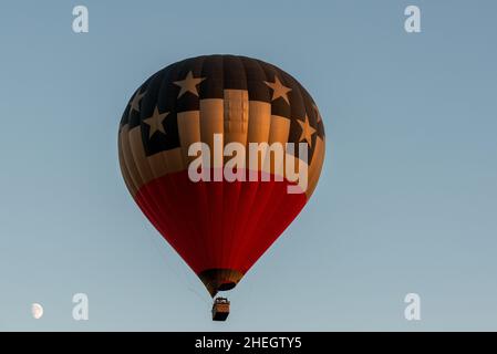Vue sur un ballon d'air chaud volant Banque D'Images
