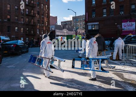 Bronx, États-Unis.10th janvier 2022.ServPro Fire and Water Cleaning Crew nettoyer à Twin Parks North West 333 East 181st Street où un incendie mortel de cinq alarmes dans le Bronx a tué 17, dont 8 enfants.(Photo de Steve Sanchez/Pacific Press) Credit: Pacific Press Media production Corp./Alay Live News Banque D'Images