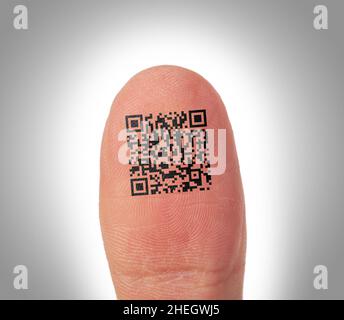 Identité personnelle de l'homme sur son pouce, QR-code Banque D'Images