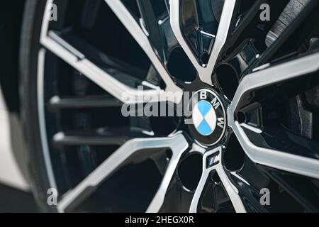 KRASNODAR, RUSSIE - 19 NOVEMBRE 2020 : roue de BMW dans la salle d'exposition de voitures Krasnodar Banque D'Images