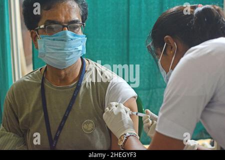 Kolkata, Bengale occidental, Inde.10th janvier 2022.En raison d'un grand nombre de professionnels de la santé étant en baisse avec Covid, Bengal est tous prévu de déployer des doses de rappel pour les soins de santé, les travailleurs de première ligne et les personnes âgées avec comorbidité à partir de lundi.Il était très essentiel en cas de pandémie de covid, que les hôpitaux publics et privés administrent la dose de rappel aux candidats admissibles à partir de lundi, tandis que les centres de santé primaires urbains gérés par la Kolkata Municipal Corporation (KMC) dans 144 quartiers administreront également les troisième coups.(Credit image: © Rahul Sadhukhan/Pacific Press vi Banque D'Images