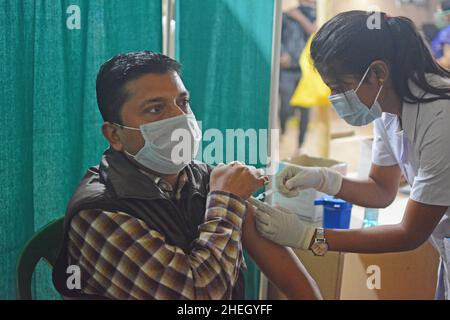 Kolkata, Bengale occidental, Inde.10th janvier 2022.En raison d'un grand nombre de professionnels de la santé étant en baisse avec Covid, Bengal est tous prévu de déployer des doses de rappel pour les soins de santé, les travailleurs de première ligne et les personnes âgées avec comorbidité à partir de lundi.Il était très essentiel en cas de pandémie de covid, que les hôpitaux publics et privés administrent la dose de rappel aux candidats admissibles à partir de lundi, tandis que les centres de santé primaires urbains gérés par la Kolkata Municipal Corporation (KMC) dans 144 quartiers administreront également les troisième coups.(Credit image: © Rahul Sadhukhan/Pacific Press vi Banque D'Images