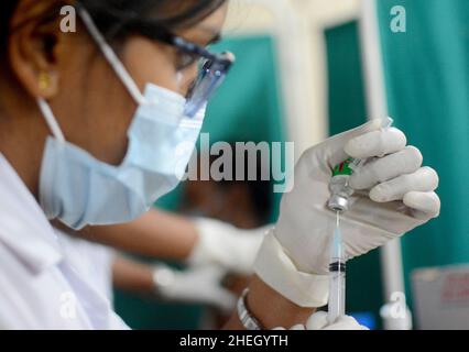 Kolkata, Bengale occidental, Inde.10th janvier 2022.En raison d'un grand nombre de professionnels de la santé étant en baisse avec Covid, Bengal est tous prévu de déployer des doses de rappel pour les soins de santé, les travailleurs de première ligne et les personnes âgées avec comorbidité à partir de lundi.Il était très essentiel en cas de pandémie de covid, que les hôpitaux publics et privés administrent la dose de rappel aux candidats admissibles à partir de lundi, tandis que les centres de santé primaires urbains gérés par la Kolkata Municipal Corporation (KMC) dans 144 quartiers administreront également les troisième coups.(Credit image: © Rahul Sadhukhan/Pacific Press vi Banque D'Images