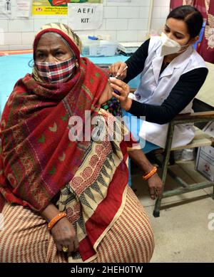 New Delhi, Inde.10th janvier 2022.Un agent de santé administre la troisième dose du vaccin COVID-19 à une femme de New Delhi, en Inde, le 10 janvier 2022.Credit: Partha Sarkar/Xinhua/Alamy Live News Banque D'Images