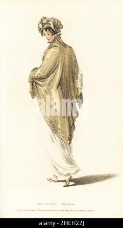 Régence femme en robe de marche en soie blanche de lavage de Scotia.Manteau de Bishop avec soie unie et à rayures vert sauge, entièrement sans coutures.Chapeau décoré de fleurs artificielles, chaussures assorties.Tôle 24.Gravure sur plaque de coperplate de couleur main par Thomas Uwins de Rudolph Ackermann's Repository of Arts, Londres, mai 1809. Banque D'Images