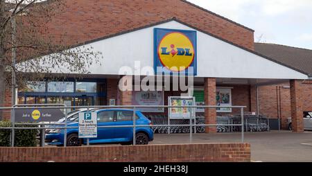 Fichier photo daté du 14/01/2019 du supermarché Lidl qui a dit qu'une augmentation de la demande pour les pulls de Noël l'a aidé à afficher une augmentation de 2,6% des ventes au cours de la saison des fêtes.Date de publication : le mardi 11 janvier 2022. Banque D'Images