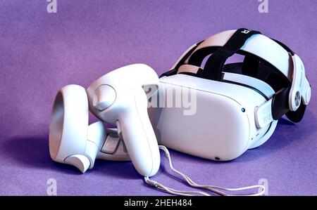 Kaliningrad, Russie - janvier 10,2022 : casque VR blanc nouvelle génération sur fond violet « très périe ».Casque de réalité virtuelle Oculus Quest 2 Banque D'Images