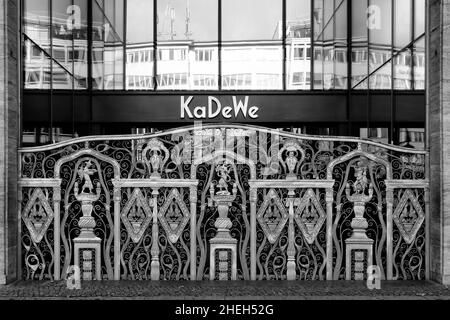 L'extérieur du magasin KaDeWe avec des portes fermées le jour férié, Berlin, Allemagne Banque D'Images