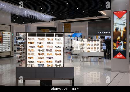 Des lunettes de soleil sont exposées dans les boutiques hors taxes de l'aéroport de Manchester, en Angleterre, au Royaume-Uni Banque D'Images