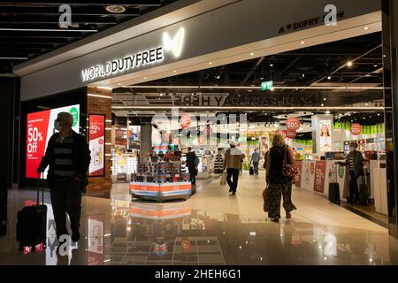 Boutique dutyfree mondiale à l'aéroport de Manchester, Angleterre, Royaume-Uni Banque D'Images