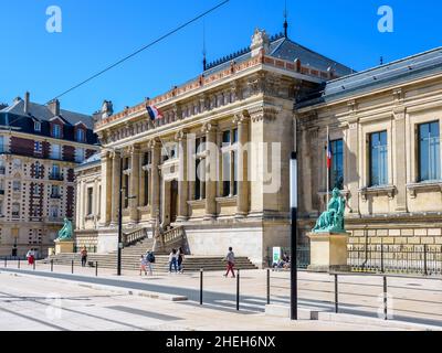 Façade du palais de justice du Havre, France. Banque D'Images