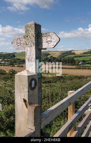 Pembrokeshire Coast Path National Path signpost, près de pénalement, pays de Galles Banque D'Images