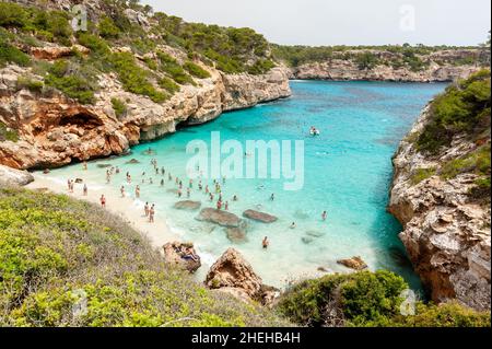 Les gens qui profitent de la vie de plage à Cala d'es Moro, Majorque, Iles Baléares, Espagne Banque D'Images