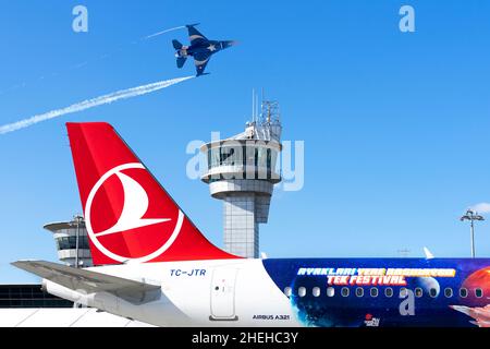 Tour de contrôle de la circulation aérienne et Airbus A321 avec vol Solo Turk à l'aéroport Ataturk, Teknofest Istanbul Aerospace and Technology Festival. Banque D'Images