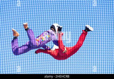 Un instructeur forme un étudiant en soufflerie.Entraînement de parachutisme en plein air. Banque D'Images