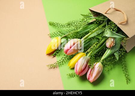 Sac en papier avec fleurs sur fond bicolore Banque D'Images