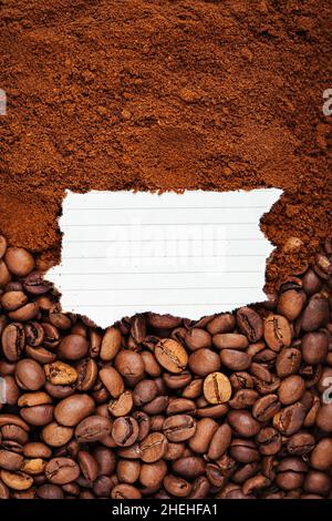 Grains de café et café moulu par le dessus avec du papier vierge au milieu Banque D'Images