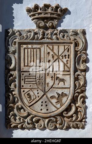 Famille héraldique de pierre armoiries sur le mur du bâtiment, Frigiliana, Axarquía, Andalousie, Espagne Banque D'Images