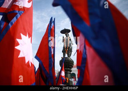 Bhaktapur, Bagmati, Népal.11th janvier 2022.Statue de feu roi Prithivi Narayan Shah, fédérateur du Népal moderne est vu à travers les drapeaux nationaux du Népal dans la capitale Katmandou tandis que les partisans des monarques se rassemblent dans la région de Singha Durbar pour rendre hommage à la statue de Prithivi Narayan Shah, fédérateur du Népal moderne à l'occasion de son anniversaire de naissance.(Image de crédit : © Amit Machamasi/ZUMA Press Wire) Banque D'Images