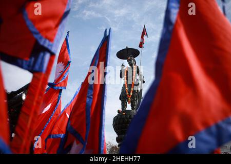 Bhaktapur, Bagmati, Népal.11th janvier 2022.Statue de feu roi Prithivi Narayan Shah, fédérateur du Népal moderne est vu à travers les drapeaux nationaux du Népal dans la capitale Katmandou tandis que les partisans des monarques se rassemblent dans la région de Singha Durbar pour rendre hommage à la statue de Prithivi Narayan Shah, fédérateur du Népal moderne à l'occasion de son anniversaire de naissance.(Image de crédit : © Amit Machamasi/ZUMA Press Wire) Banque D'Images